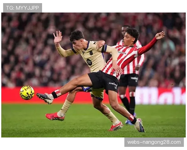 场边花絮：欧冠比赛中场休息，两队小球迷进行友谊赛表演